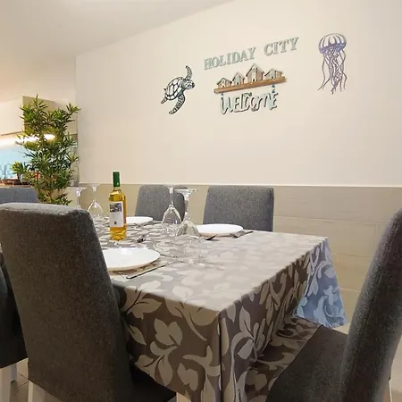 Holiday City Apartment *